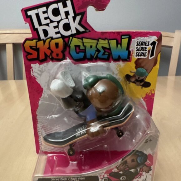 2024 [Spin Master] Tech Deck SK8 Crew - Series 1 Shred Pack - Green Headphones - Picture 1 of 4
